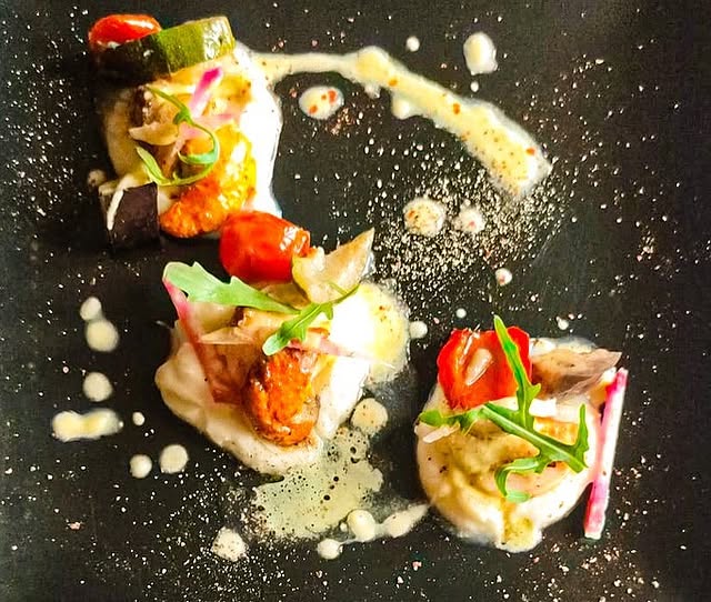 Homard et légumes sur ardoise