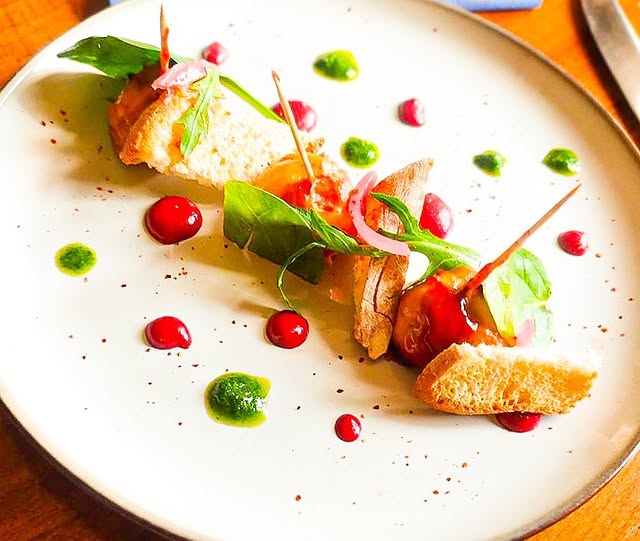 Assiette colorée aux herbes